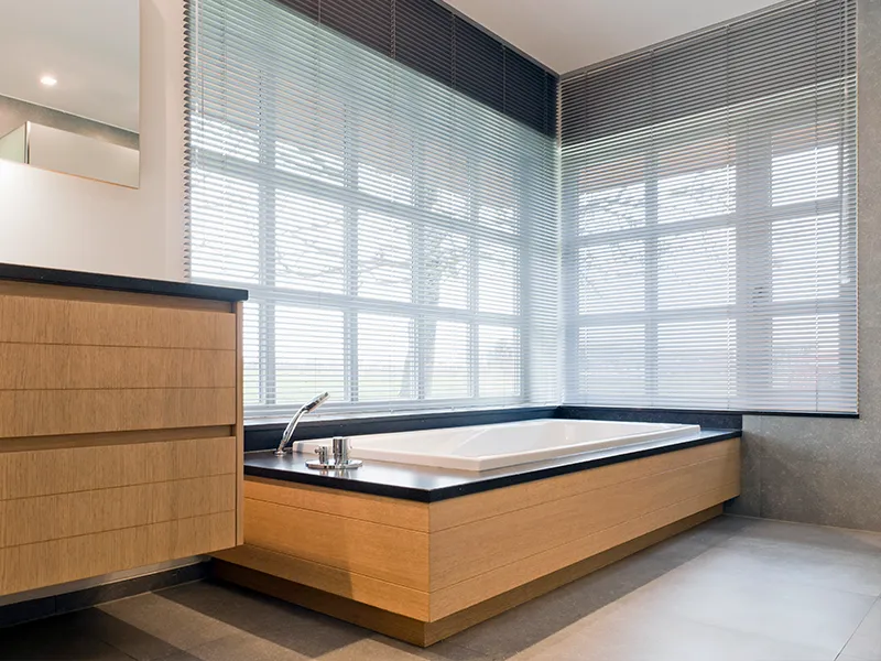 moderne badkamer met onderhoudsvriendelijke jaloezieën