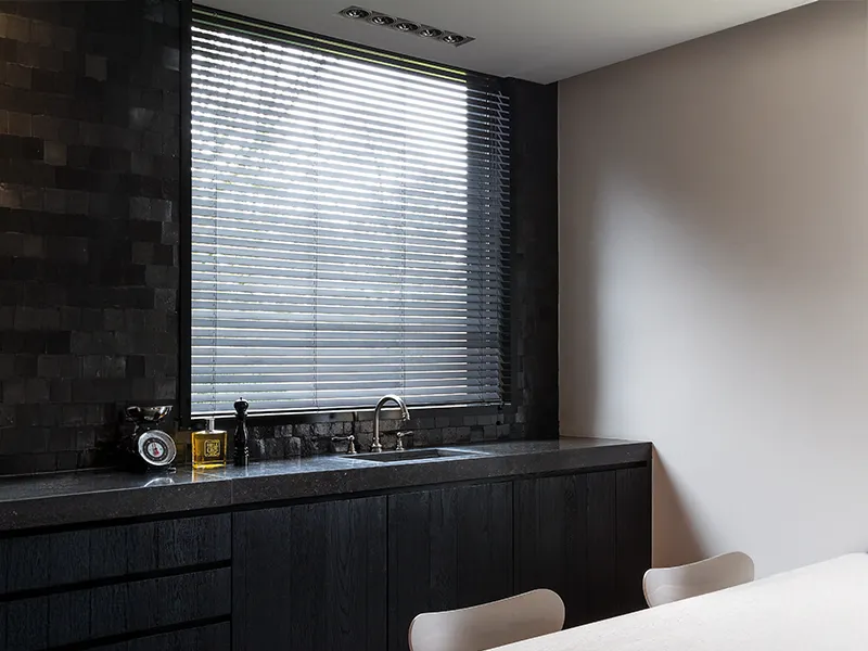 Houten jaloezieën in een moderne keuken