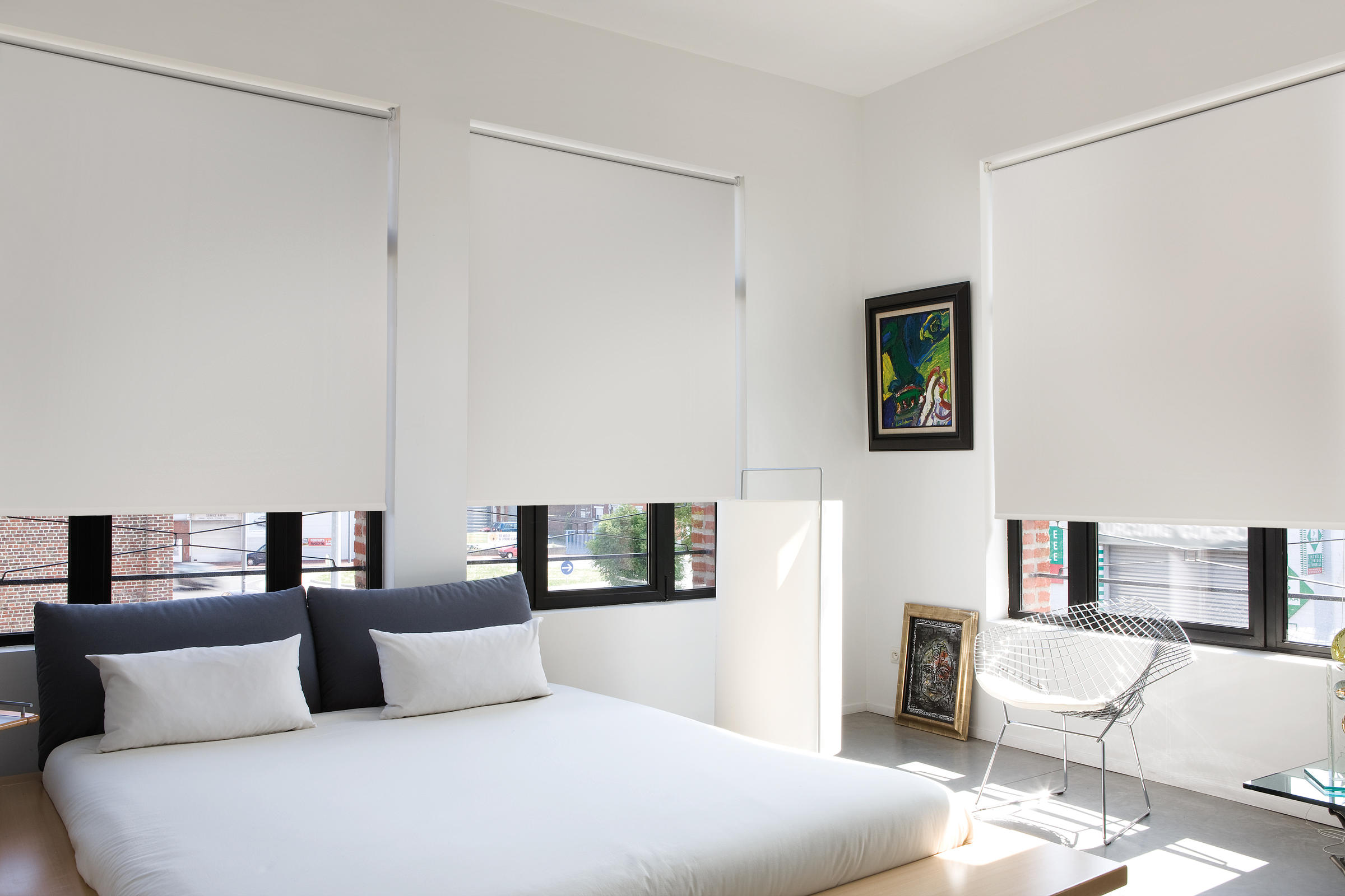 Rolgordijnen in een moderne slaapkamer