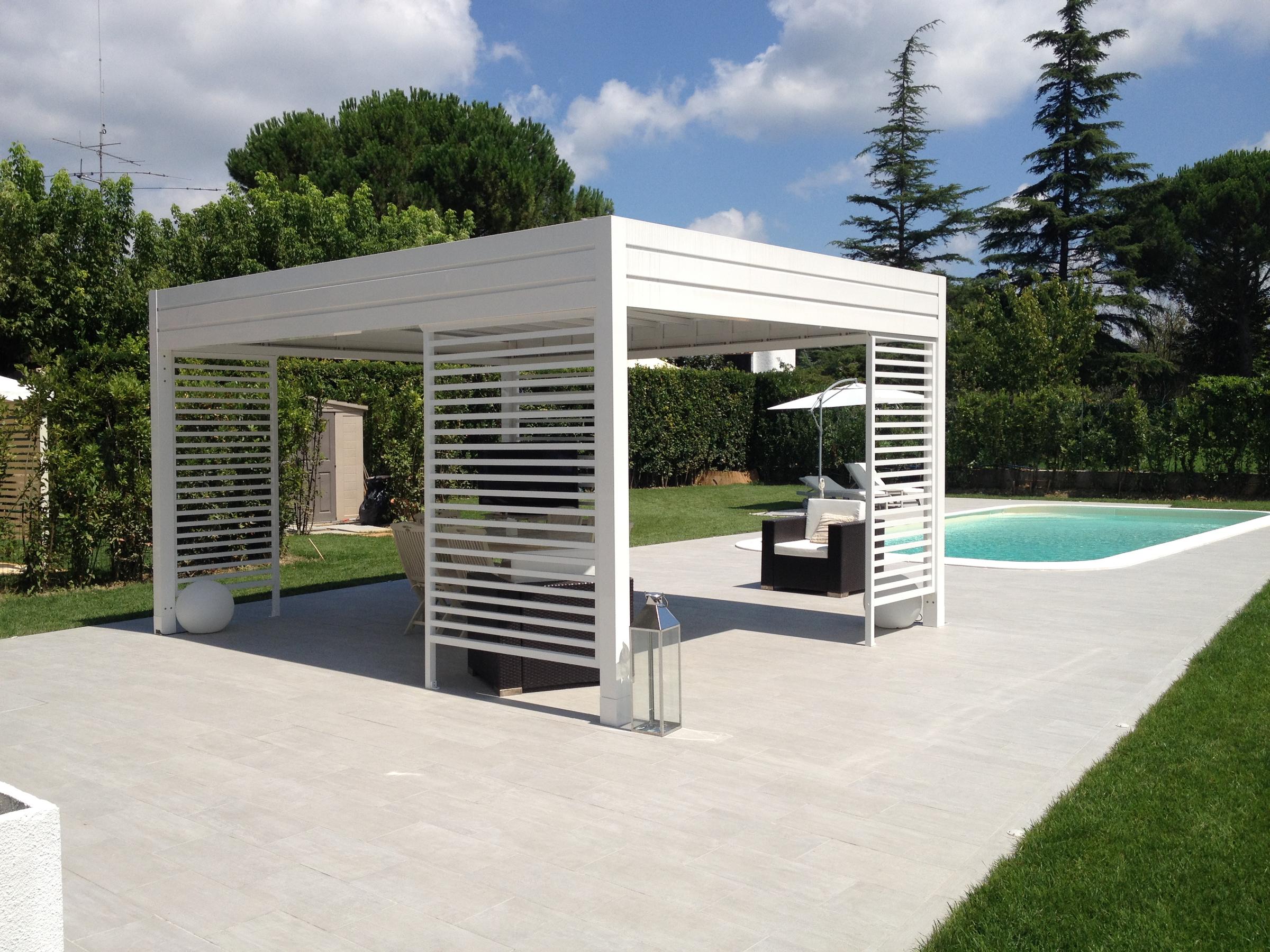 Terrasoverkapping aan zwembad in tuin