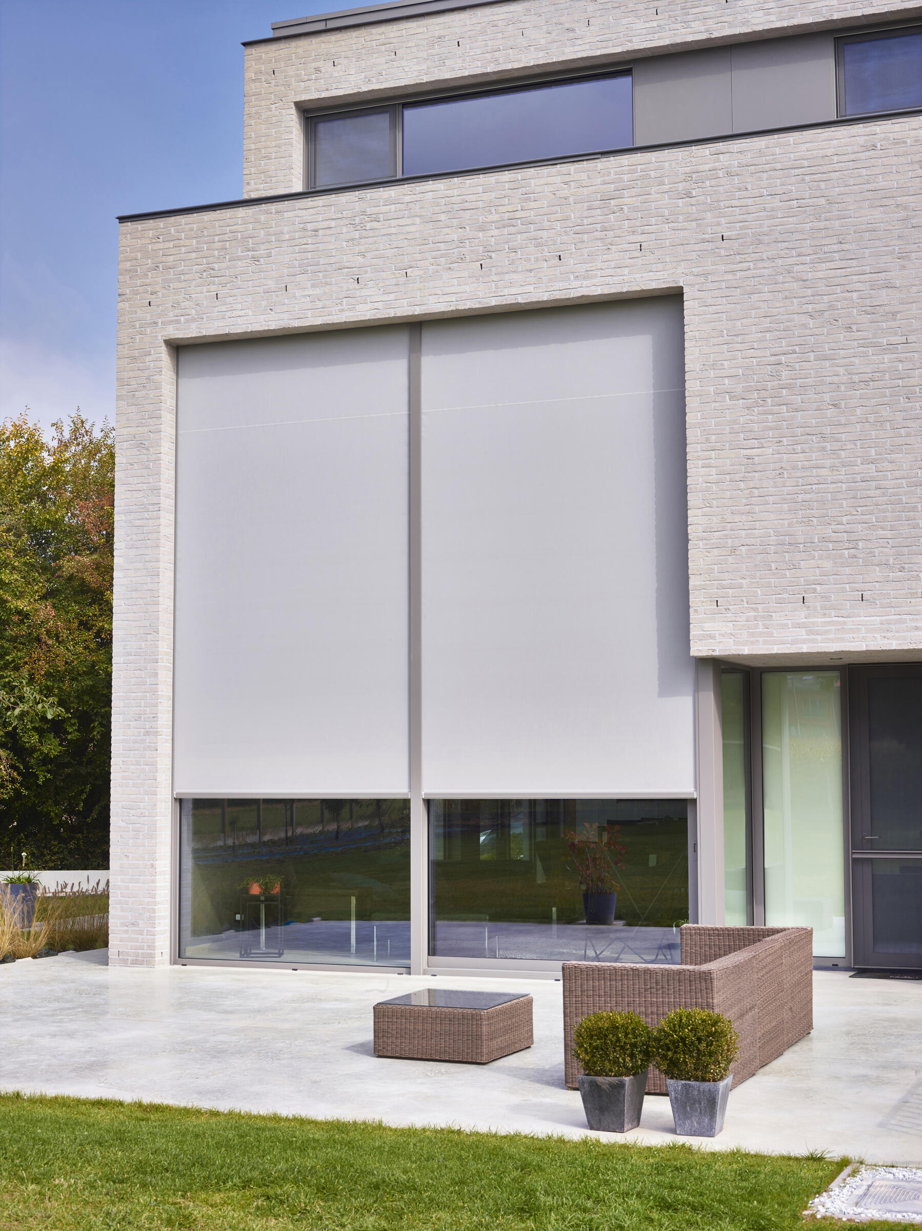Verticale screens aan de gevel.