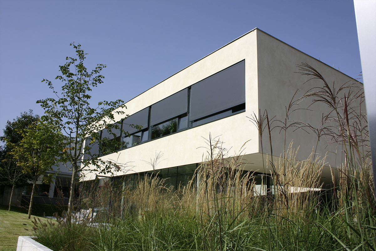 Grote glaspartij met buitenzonwering