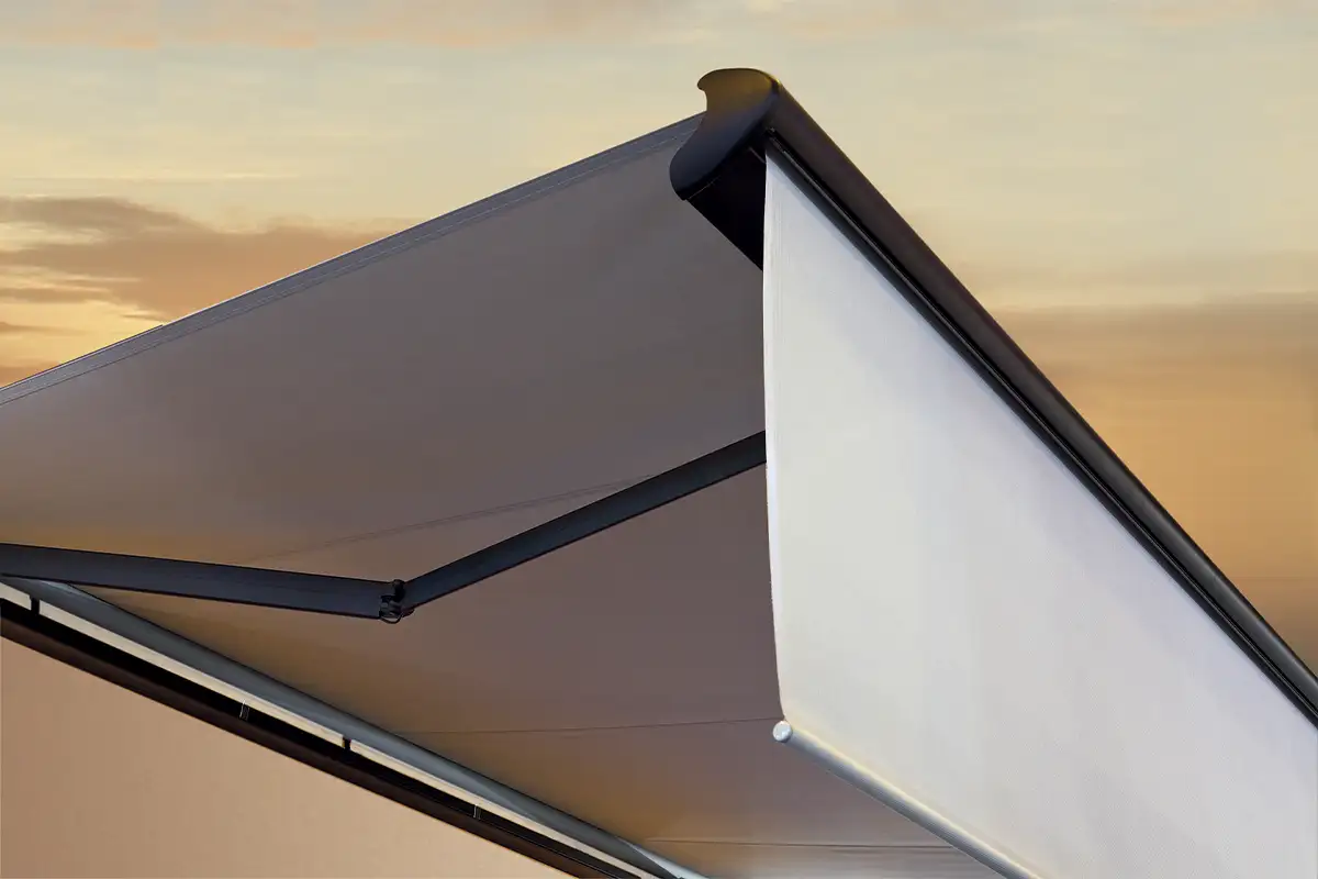 Brede solar zonnetent voor groot terras